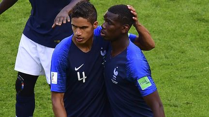 Raphaël Varane et Paul Pogba, deux des cadres de l'équipe de France championne du monde en 2018. (LUIS ACOSTA / AFP)