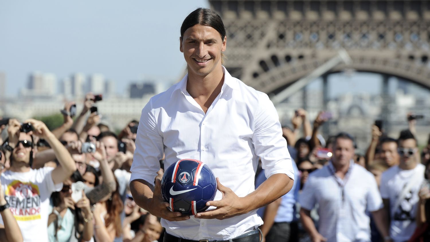 VIDEO. La folie Ibrahimovic au Trocadéro et sur les Champs-Elysées