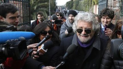 Le leader du mouvement M5S, Beppe Grillo, lors de son arrivée au bureau de vote, le 25 février 2013. (AFP)