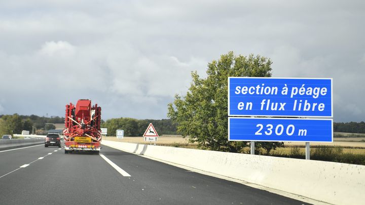 Les automobilistes doivent rester vigilants à la signalisation routière, comme ici sur l'A79 afin de savoir, s'ils sont concernés par ce système de péage à flux libre. (KETTY BEYONDAS / MAXPPP)