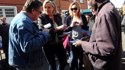 Marine Le Pen sur le marché de Courrières (Pas-de-Calais) (FRANCOIS LO PRESTI / AFP)