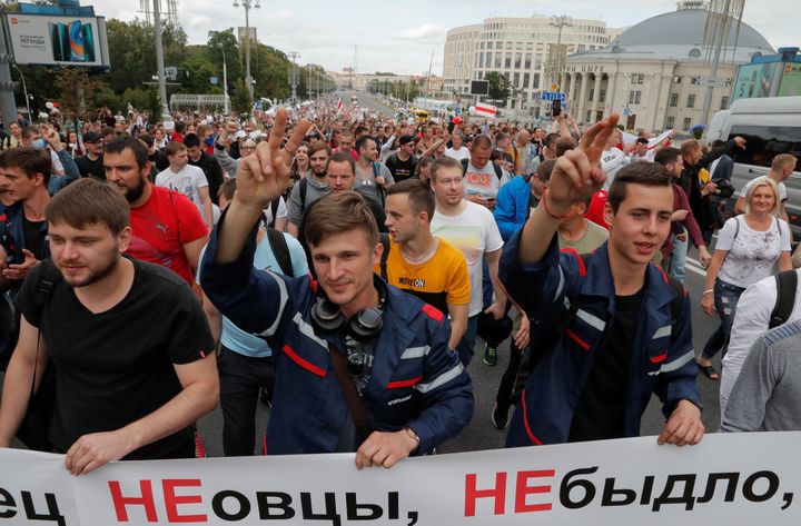 Des manifestants, parmi lesquels des ouvriers d'une fabrique de tracteurs, manifestent à Minsk le 14 août 2020. (VASILY FEDOSENKO / REUTERS)