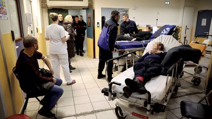 Patients souffrant de la grippe aux urgences de l'hôpital d'Argenteuil, le 10 janvier 2017 (photo d'illustration). (ARNAUD DUMONTIER / MAXPPP)