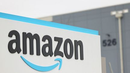 Le logo d'Amazon à l'entrée du&nbsp;centre de tri LDJ5, à New York (Etats-Unis). (MICHAEL M. SANTIAGO / GETTY IMAGES NORTH AMERICA / AFP)