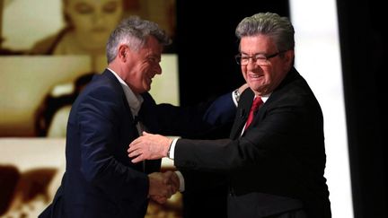 Le candidat du Parti communiste Fabien Roussel et celui de La France insoumise sur le plateau d'"Elysée 2022", l'émission de France 2, le 31 mars 2022, à Saint-Denis (Seine-Saint-Denis). (THOMAS COEX / AFP)