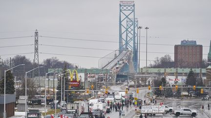 Des manifestants du "convoi de la liberté" bloquent le pont Ambassador, entre Windsor, au Canada, et Detroit, aux Etats-Unis, le 11 février 2022. (GEOFF ROBINS / AFP)