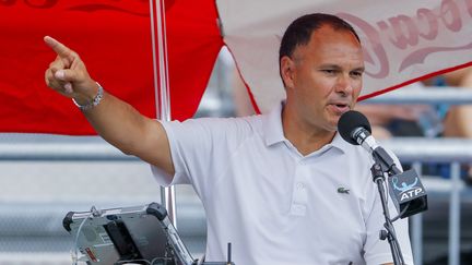 L'arbitre suédois Mohamed Lahyani soupçonné d'avoir aidé l'Australien Nick Kyrgios en plein match contre le&nbsp;Français Pierre-Hugues Herbert. (ERIK S. LESSER / EPA)