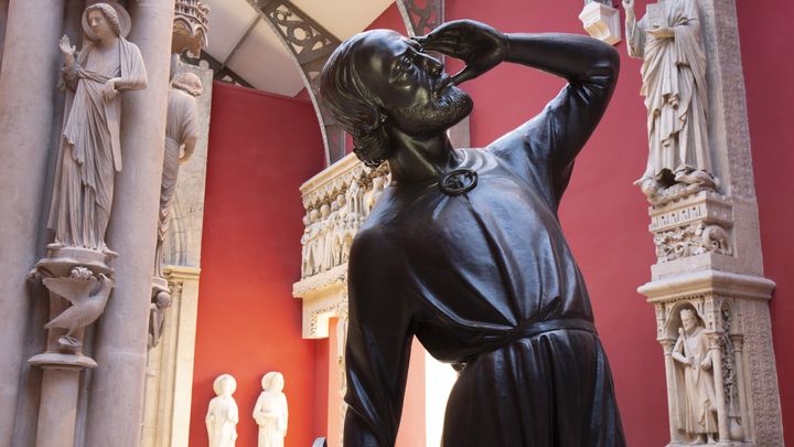 Bronze représentant saint Thomas, sous les traits de l’architecte Eugène Viollet-Le-Duc. (David Bordes / Etablissement public chargé de la conservation et de la restauration de la cathédrale Notre-Dame de Paris)