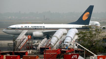 Un avion de la compagnie Jet Airways sur le tarmac de l'a&eacute;roport de Kolkata (Inde), en f&eacute;vrier 2006. (PARTH SANYAL / REUTERS)