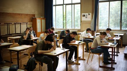 Des lyc&eacute;ens d&eacute;butent l'&eacute;preuve de philosophie du baccalaur&eacute;at, le 17 juin 2010 au lyc&eacute;e La Fontaine, &agrave; Paris. (OLIVIER LABAN-MATTEI / AFP)