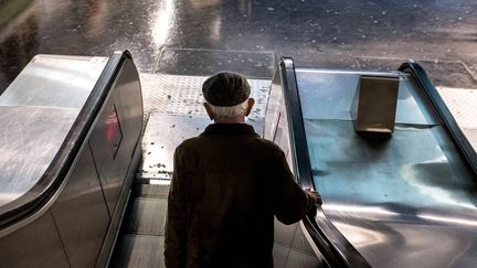 Un homme seul dans un escalator dans le métro parisien, le 31 octobre 2019. (BRUNO LEVESQUE / MAXPPP)