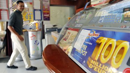 Le bar-tabac Le S&eacute;bastien, &agrave; Venelles (Bouches-du-Rh&ocirc;ne), o&ugrave; un bulletin gagnant de la cagnotte de 100 millions d'euros a &eacute;t&eacute; valid&eacute; en 2009. (GERARD JULIEN / AFP)