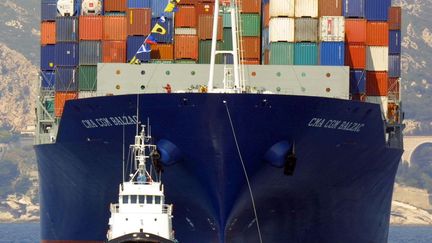 Le porte-conteneurs Balzac entre dans le port de Marseille. (BORIS HORVAT / AFP)