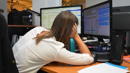 Une salariée affalée par manque de sommeil sur son bureau. (JEAN-CHRISTOPHE BOURDILLAT / RADIO FRANCE)