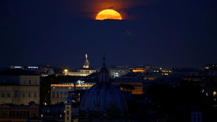 A Rome (Italie), la "super Lune" se lève au-dessus de la ville, le 14 novembre 2016. (TONY GENTILE / REUTERS)