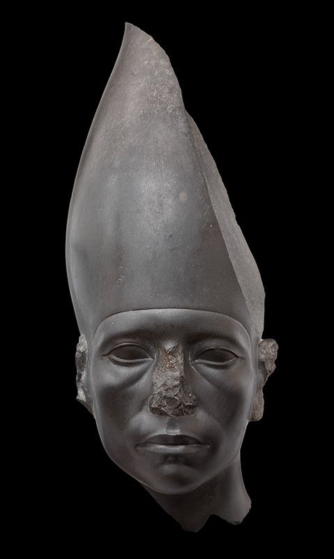 La tête d'une Statue de Amenemhat III portant la couronne blanche. Provenance inconnue ; acquise au Caire, 1894. 12e Dinastie, règne de Amenemhat III (ca. 1859–1813 avant J.-C.). Graywacke; H. 18 in. (47 cm ), W. 7 in. (18.5 cm). Ny Carlsberg Glyptotek, Copenhagen (AEIN 924). Photograph by Anna-Marie Kellen
 (Photograph by Anna-Marie Kellen avec l&#039;aimable autorisation du MET)