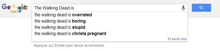 Les suggestions Google sur la s&eacute;rie "The Walking Dead" : elle est tant&ocirc;t jug&eacute;e "surrestim&eacute;e", "ennuyeuse" ou "stupide". &nbsp; (GOOGLE.COM / FRANCETV INFO)