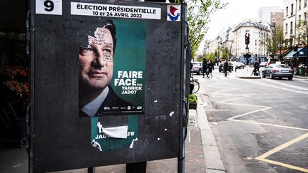 Une affiche de campagne de Yannick Jadot, candidat EELV à la présidentielle, dansle 10e arrondissement de Paris, le 3 avril 2022. (AMAURY CORNU / HANS LUCAS)