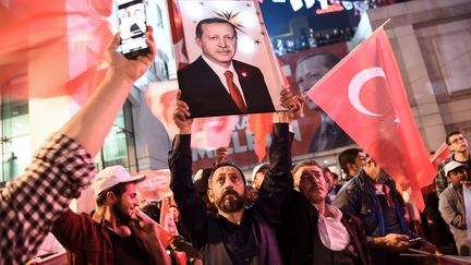 Des supporteurs du oui, le 16 avril 2017. (OZAN KOSE / AFP)