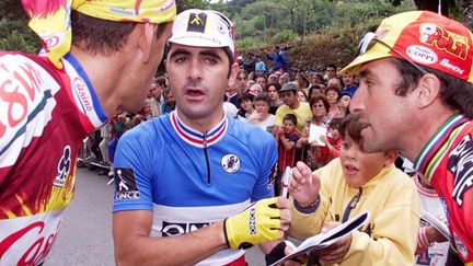 Laurent Jalabert (au centre) et Luc Leblanc (à droite) en discussion durant le Tour 98