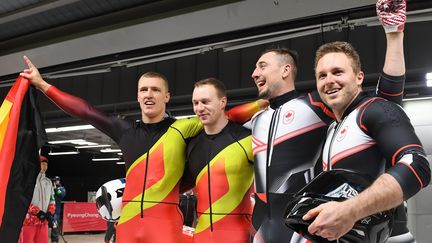 Les Allemands Francesco Friedrich et Thorsten Margis avec les Canadiens Alexander Kopacz et Justin Kripps, unis avec l'or olympique à PyeongChang (MARK RALSTON / AFP)