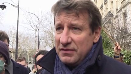 Mardi 22 février, le candidat écologiste Yannick Jadot a réuni des gens devant l'ambassade de Russie en France.&nbsp; (FRANCEINFO)