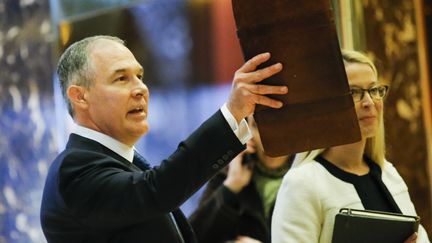  Scott Pruitt lors d'un meeting de Donald Trump, à la Trump Tower, le 28 novembre 2016. (EDUARDO MUNOZ ALVAREZ / AFP)