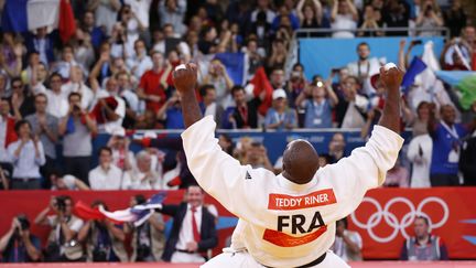 Teddy Riner c&eacute;l&egrave;bre sa m&eacute;daille d'or en judo +100kg, le 3 ao&ucirc;t 2012 aux JO de Londres. (KIM KYUNG HOON / REUTERS)