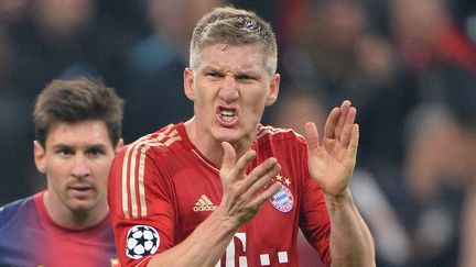 Bastian Schweinsteiger,&nbsp;milieu de terrain du Bayern Munich, encourage ses partenaires, lors de la demi-finale aller de la Ligue des champions contre le Bar&ccedil;a, le 23 avril 2013 &agrave; Munich (Allemagne).&nbsp; (STUART FRANKLIN / GETTY IMAGES)