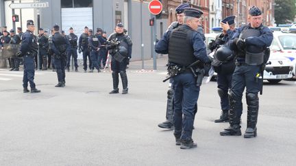 Des policiers en marge d'une intervention à Lille (Nord), le 4 juin 2019. (FRANÇOIS CORTADE / FRANCE-BLEU NORD)