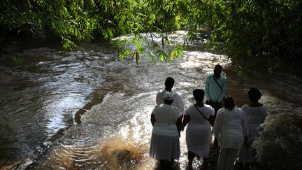 Des touristes se rassemblent sur la rivière Assin Manso&nbsp;&nbsp;là où les captifs recevaient un dernier bain avant d'être&nbsp;embarqués sur les&nbsp;navires négriers. (REUTERS / SIPHIWE SIBEKO)