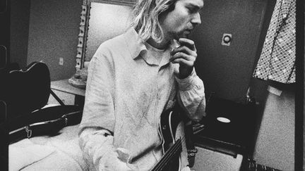 "C'est dans la loge de Spingfield que j'ai pris mes photos préférées de Nirvana : les plus intimes. Le groupe était détendu et semblait heureux.", se rappelle le photographe. "Kurt grattait une Fender Telecaster et lisait son courrier de fans. J'avais un petit garçon de six mois, et Kurt et moi nous sommes lancés dans une conversation sur la paternité. Il m'a expliqué qu'il aimait beaucoup les enfants et qu'il avait envie de devenir "une usine à bébés".
 (Steve Gullick)