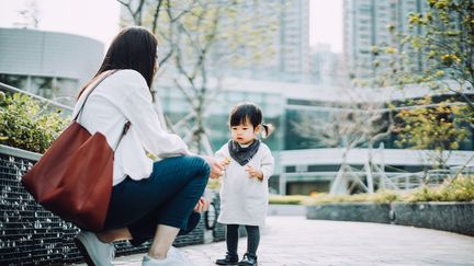 Une femme et sa fille à Hong Kong, le 5 mars 2019. (D3SIGN / MOMENT RF)