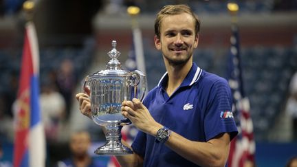 Daniil Medvedev pose avec son trophée après sa victoire à l'US Open, le 12 septembre 2021, à New York. (KENA BETANCUR / AFP)