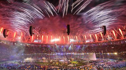 Des feux d'artifice illuminent le ciel au-dessus du stade olympique lors de la cérémonie de clôture des Jeux paralympiques de Londres 2012, le 9 septembre.&nbsp; (BEN STANSALL / AFP)