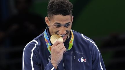 Le boxeur français Tony Yoka, médaillé d'or aux jeux Olympiques de Rio en 2016, annonce un premier combat mi-mai, en exclusivité sur Canal+. (VALDRIN XHEMAJ / EPA)