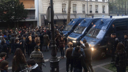 &nbsp; (Près de 200 personnes se sont rassemblées devant le lycée vers 5h ce mardi pour tenter d'empêcher l'évacuation © Radio France / Sylvain Tronchet)