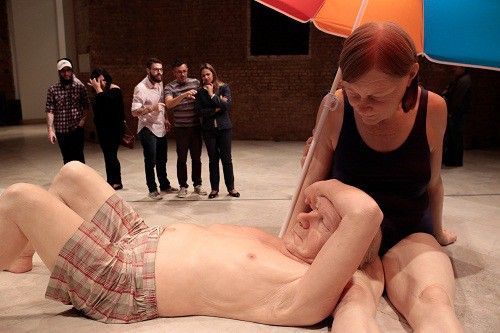 Sculpture de l'artiste hyperréaliste australien Ron Mueck. Ici "Couple sous un parasol" présenté à l'exposition à Sao Paulo au Brésil en novembre 2014
 (TIAGO MAZZA CHIARAVALLOTI / NURPHOTO)