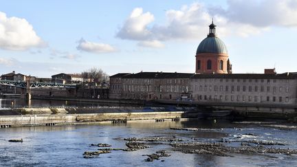 Le niveau de la Garonne, ici à Toulouse, à cette période de l'année, est exceptionnellement bas à cause de la sécheresse.&nbsp; (LAURENT DARD / MAXPPP)