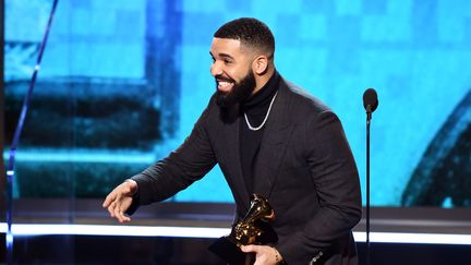 Le rappeur Drake reçoit au Grammy Awards le prix de la meilleure chanson rap "God's plan", à Los Angeles (Californie), le 10 février 2019. (KEVIN WINTER / GETTY IMAGES NORTH AMERICA)