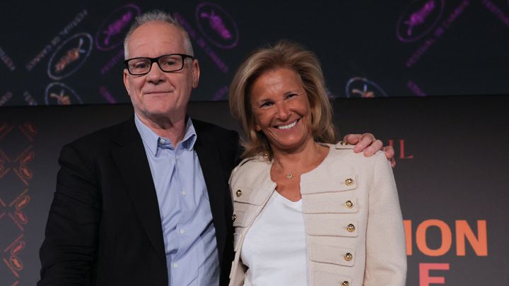 La directrice Iris Knobloch et le délégué général du Festival de Cannes, Thierry Frémaux, lors d'une conférence de presse à Paris, le 13 avril 2023. (THOMAS SAMSON / AFP)