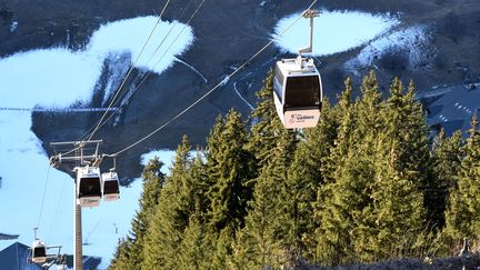 Les télécabines d'une remontée mécanique de Méribel (Savoie), le 16 décembre 2016 (illustration).&nbsp; (JEAN-PIERRE CLATOT / AFP)