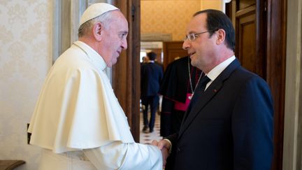 Le pape François reçoit François Hollande le 24 janvier 2014 au Vatican. (OSSERVATORE ROMANO / AFP)