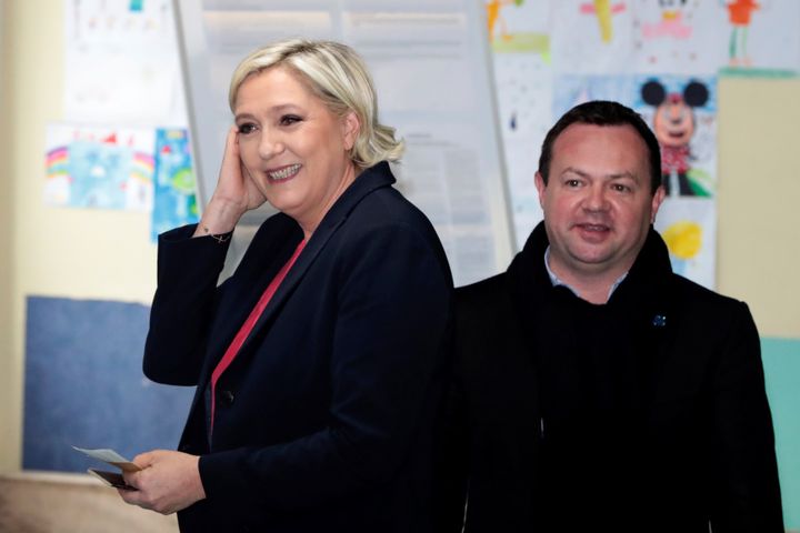 Bruno Bilde (à droite), adjoint à la mairie et conseiller de Marine Le Pen (à gauche),&nbsp;le 7 mai 2017 à Hénin-Beaumont (Pas-de-Calais). (JOEL SAGET / AFP)