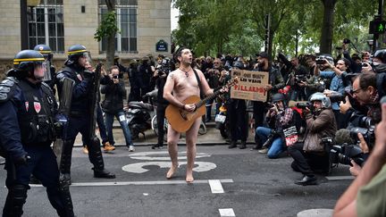 "On lâche rien". Un homme nu défie les policiers dans la manifestation contre la réforme du Code du travail