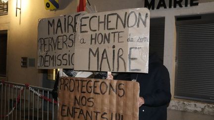 Des manifestants lors du conseil municipal d'Echenon (Côte-d'Or), le 26 novembre 2022. (ANTOINE COMTE / FRANCE BLEU BOURGOGNE / AFP)