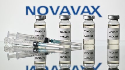 Des fioles de vaccin contre le Covid-19 du laboratoire américain Novavax, le 17 novembre 2020. (JUSTIN TALLIS / AFP)