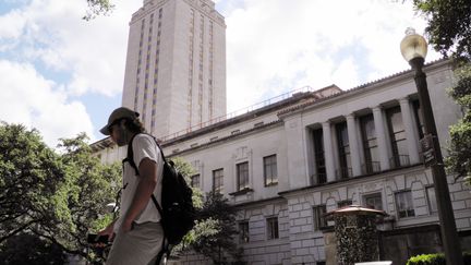 Un étudiant déambule sur le campus de l'université du Texas, à Austin (Etats-Unis), le 23 juin 2016. (REUTERS)