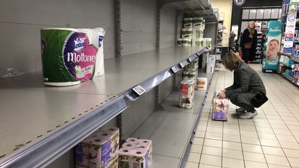 Le rayon de papier toilette d'un supermarché vidé à la veille du 1er confinement, le 14 mars 2020. (AURÉLIEN ACCART / FRANCE-INFO)