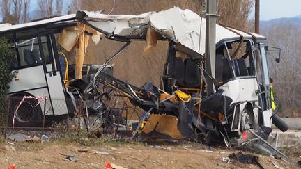 Le car scolaire accidenté après avoir été percuté par un TER à un passage à niveau à Millas (Pyrénées-Orientales), le 15 décembre 2017.&nbsp; (RAYMOND ROIG / AFP)